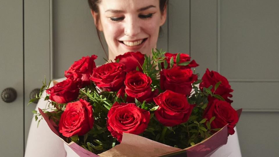24-red-roses-bouquet-RROHT24