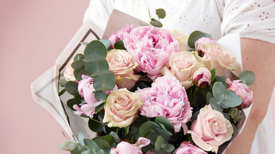 Beautifully-Simple-Bouquet---Peony-HandheldCROP