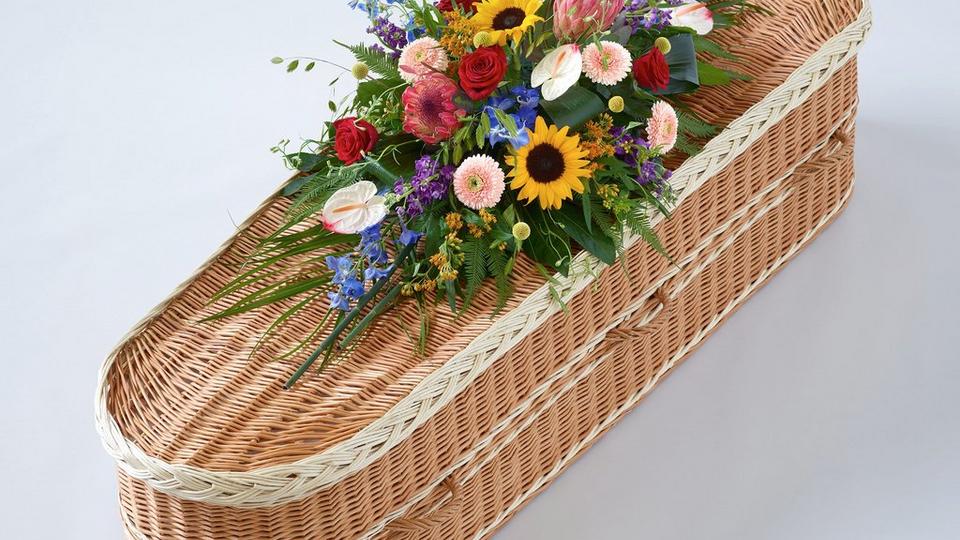 CKTB1-interflora-product-funeral-casket-spray