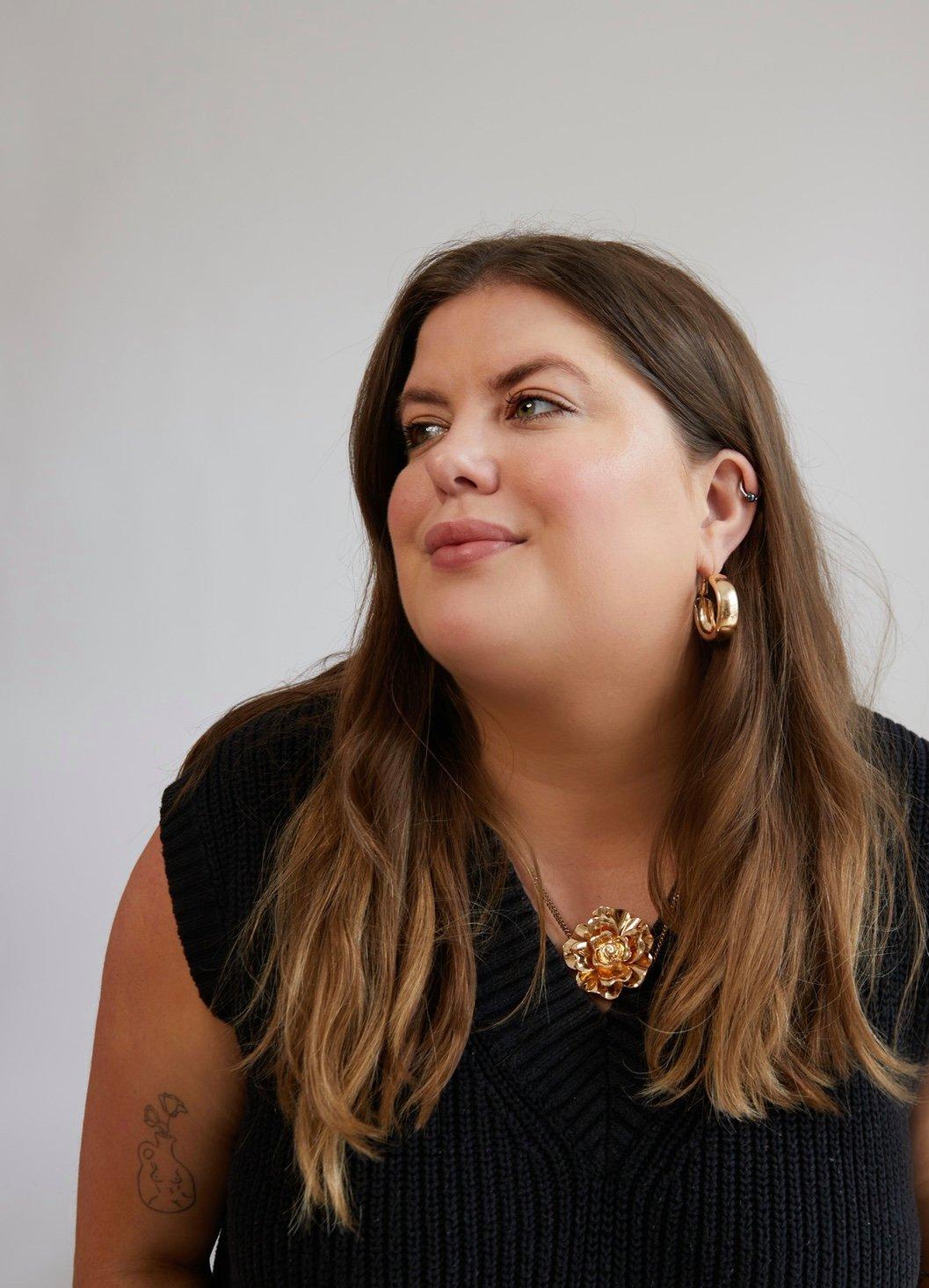 Chloe Laws - headshot (1)