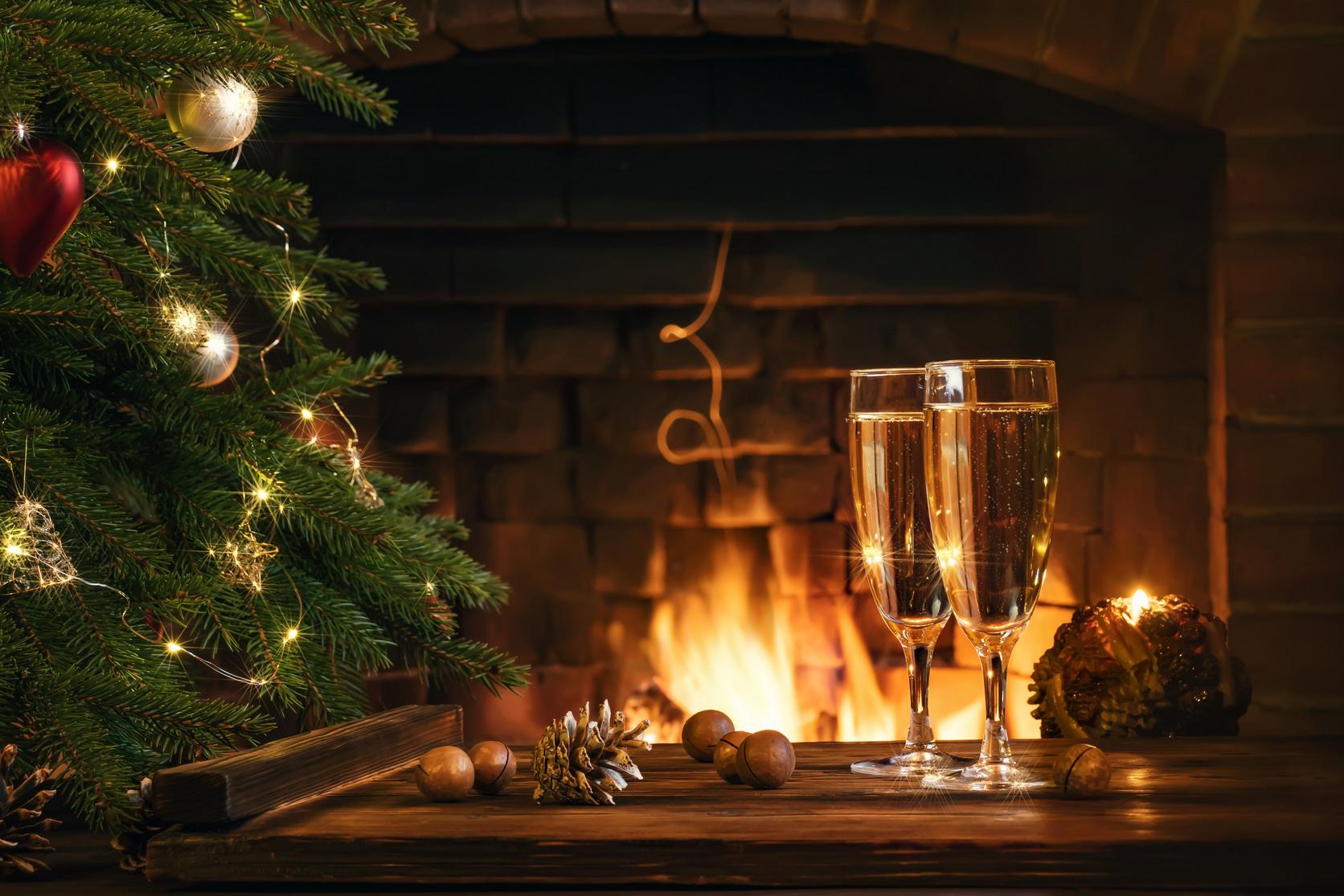Christmas_ tree_and_champagne_flutes