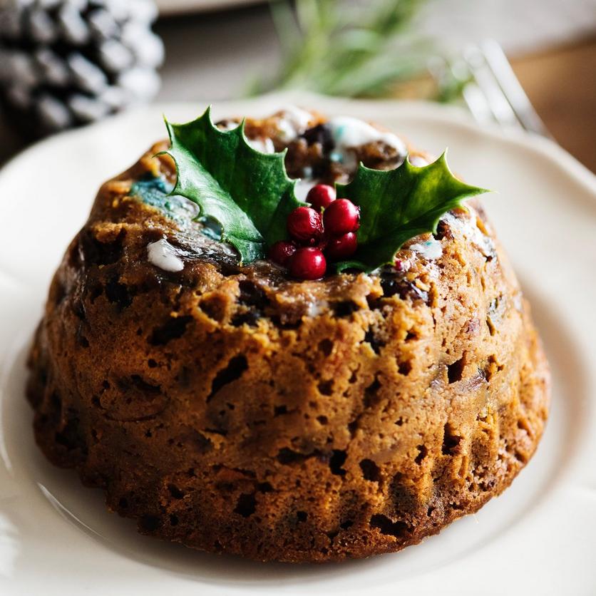Christmas_pudding_with_holly_and_berries