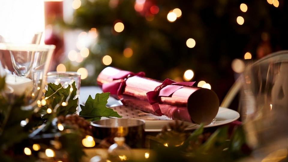 Christmas_table_and_cracker
