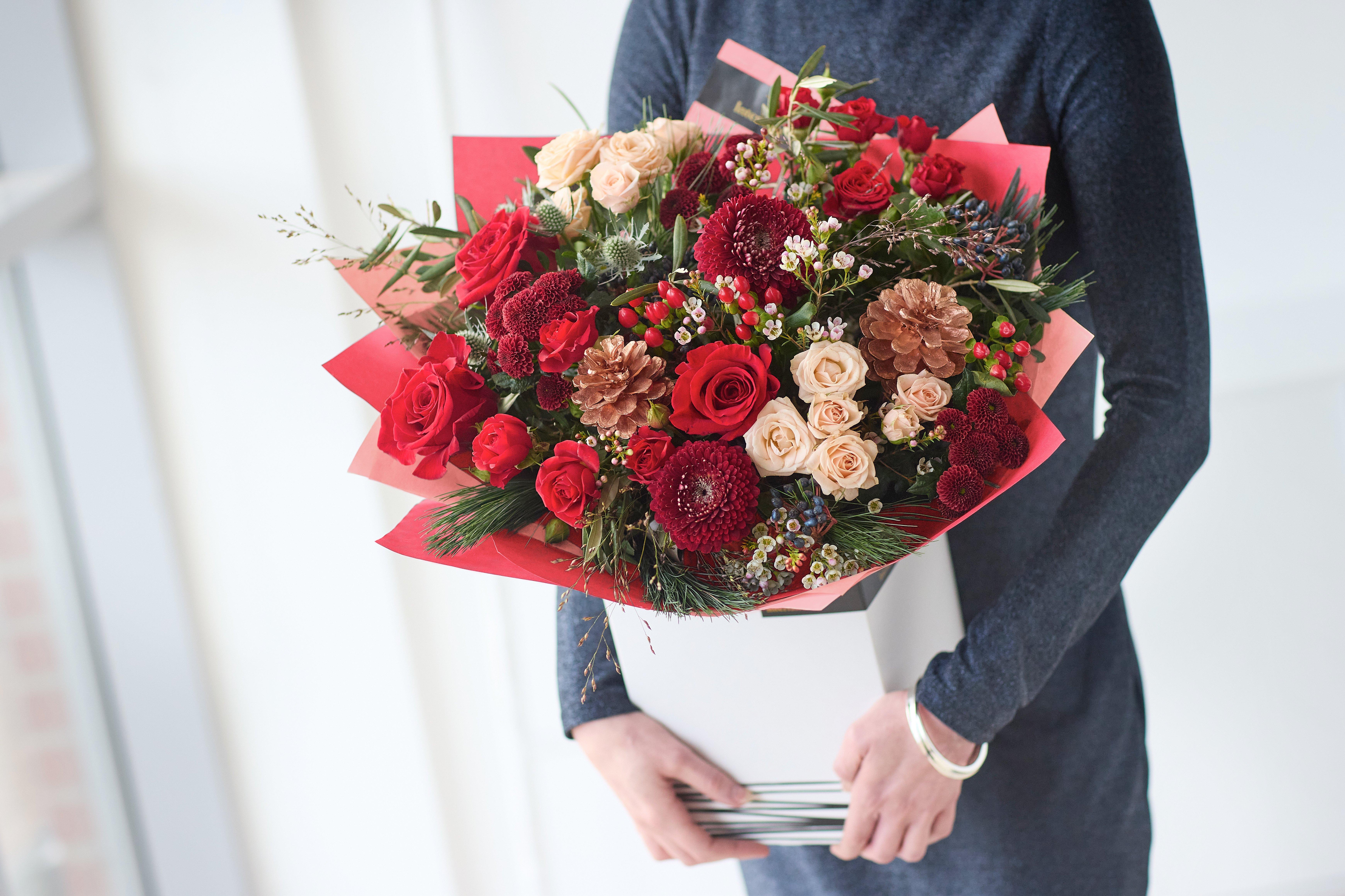 Classic Christmas Splendour Bouquet-Interflora270125-XCHT0500(MAIN)