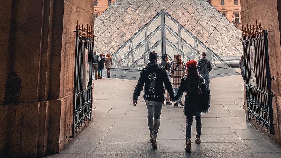 Couple_on_a_date_in_museum