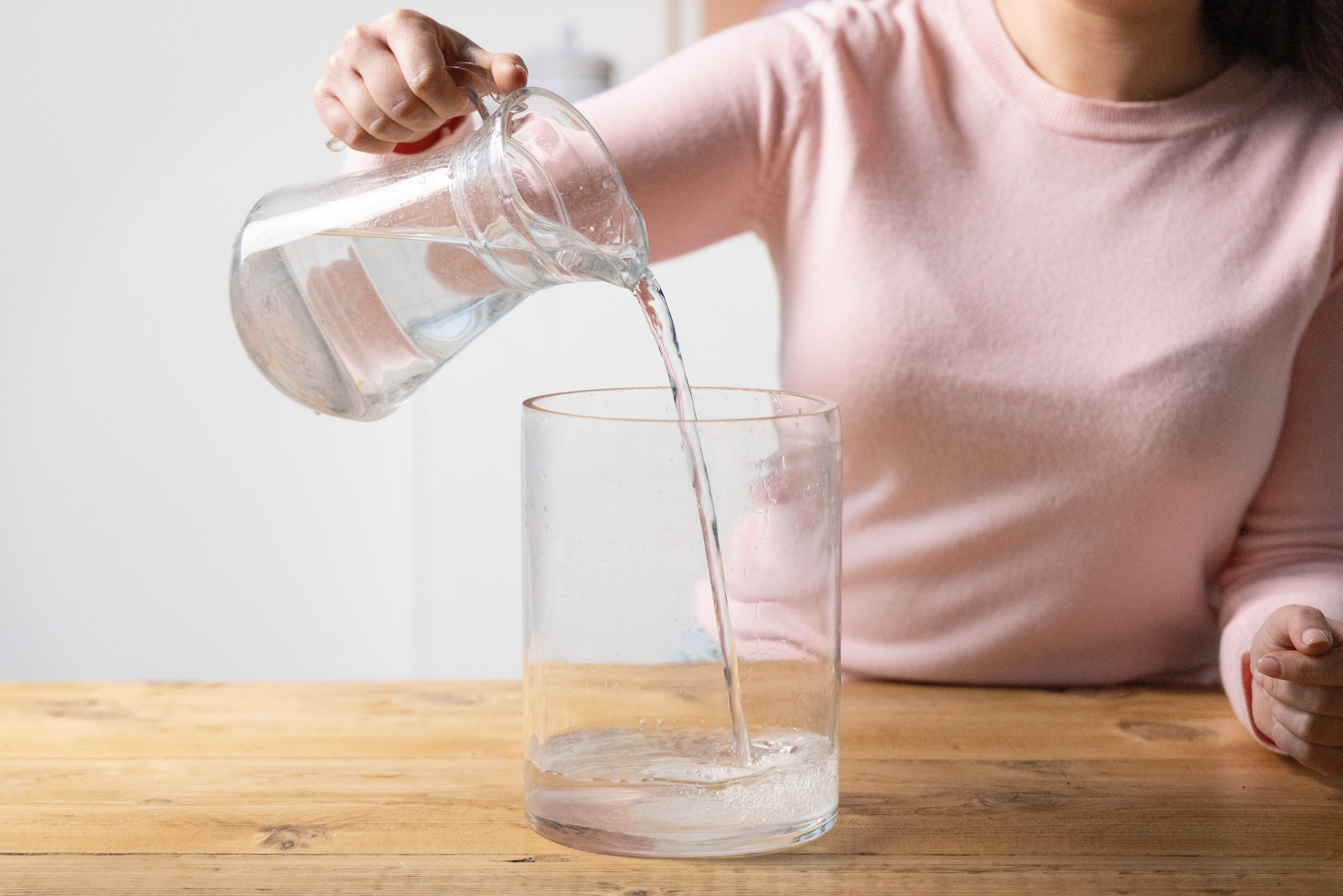 Filling_the_vase_with_water-step2