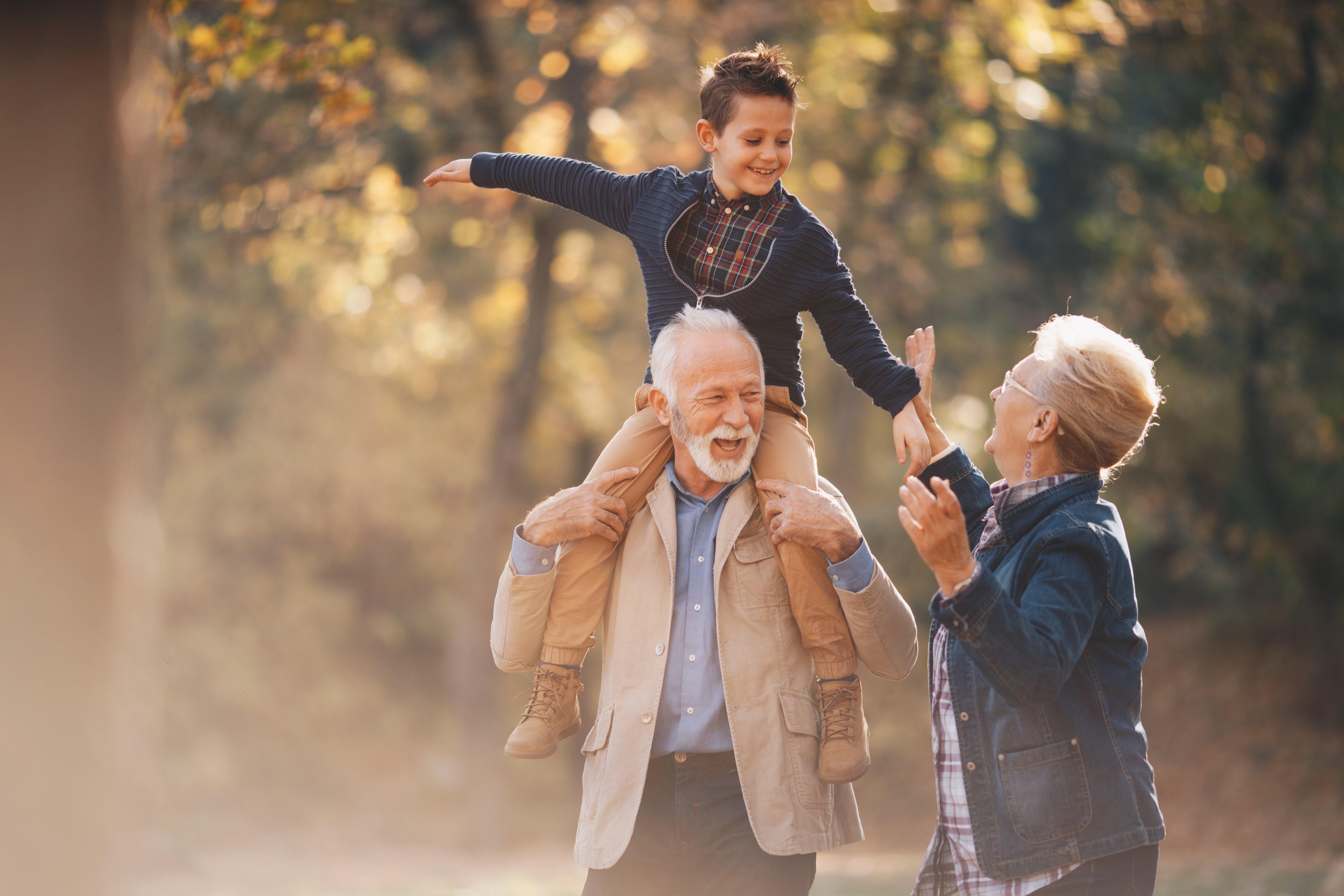 Grandma_and_granddad_with_grandson