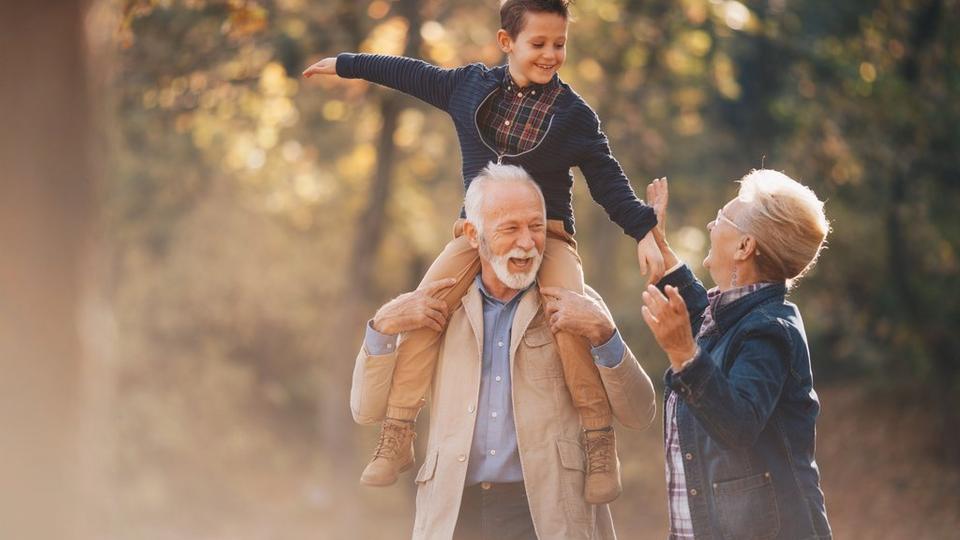 Grandma_and_granddad_with_grandson