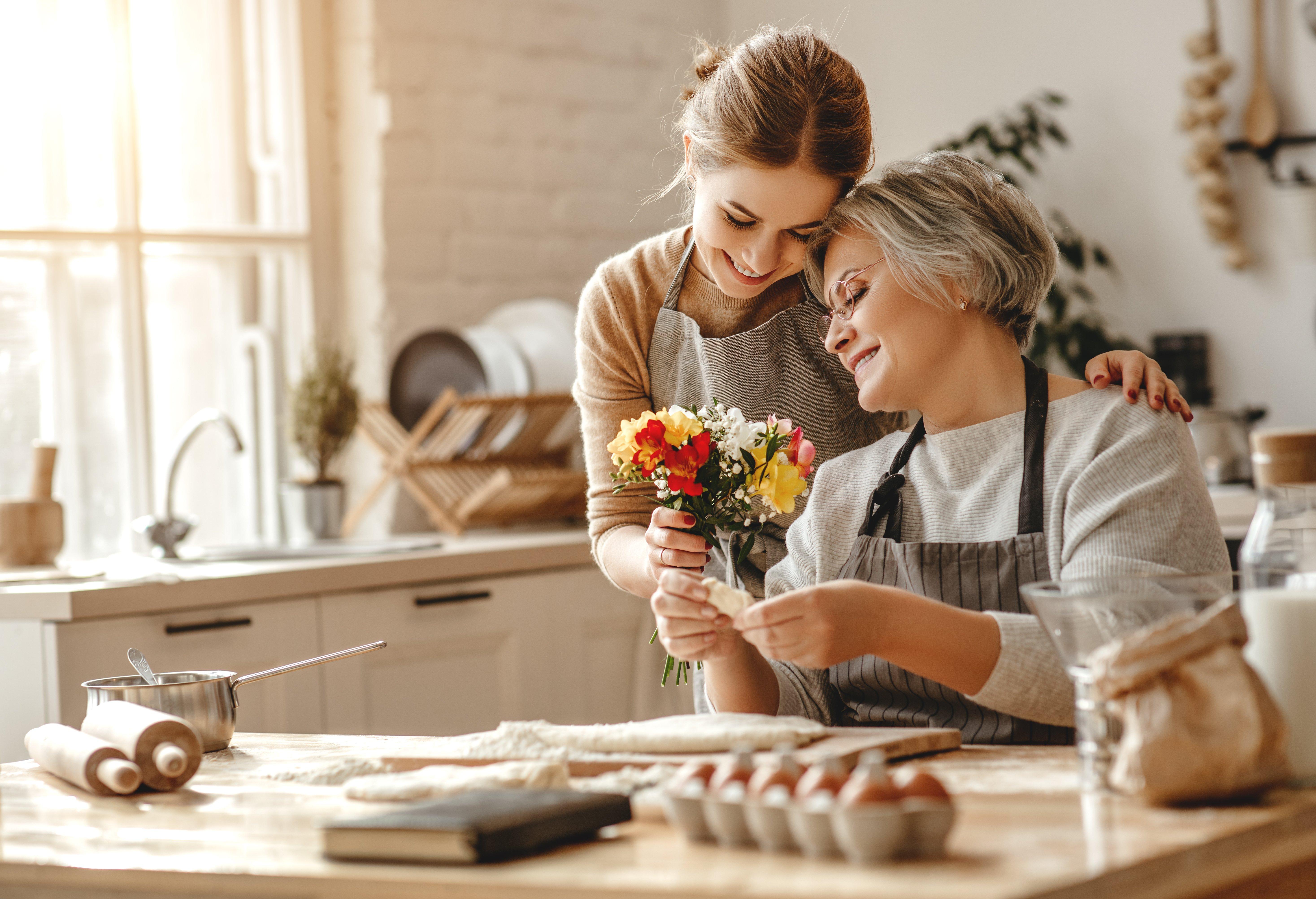 Grandma_and_granddaughter_with_flowers