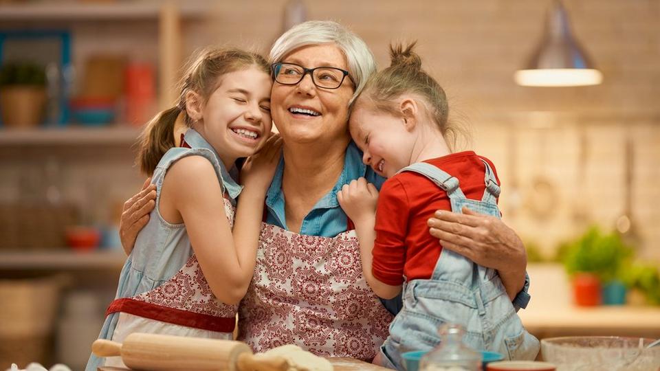 Grandma_with_two_grandchildren