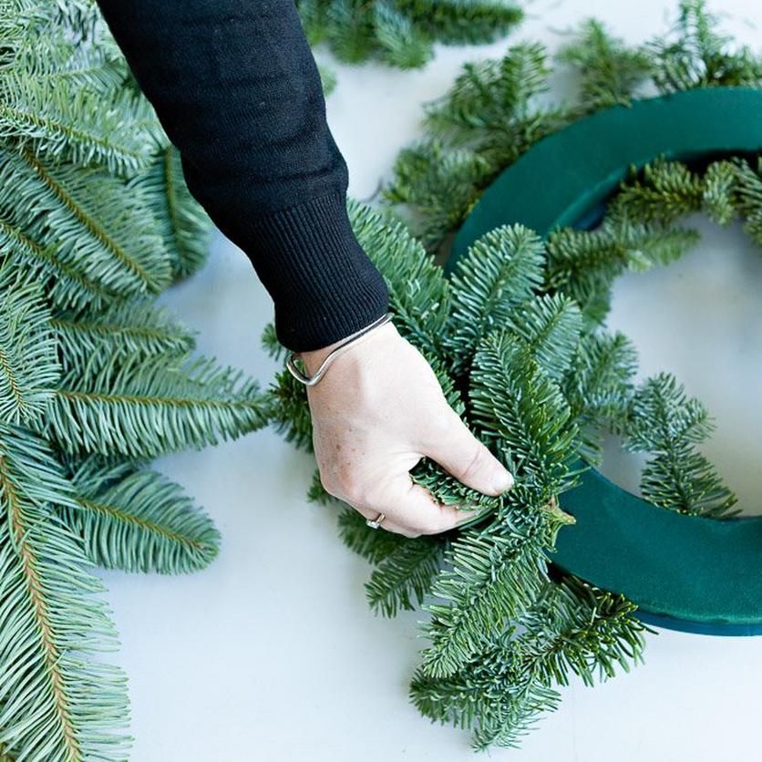 How-to-make-a-real-flower-Christmas-wreath-4
