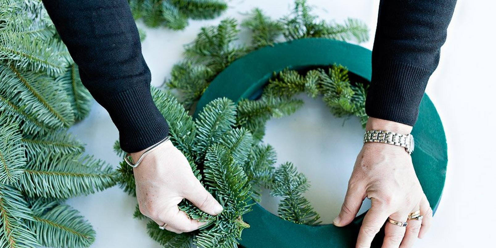 How-to-make-a-real-flower-Christmas-wreath-4