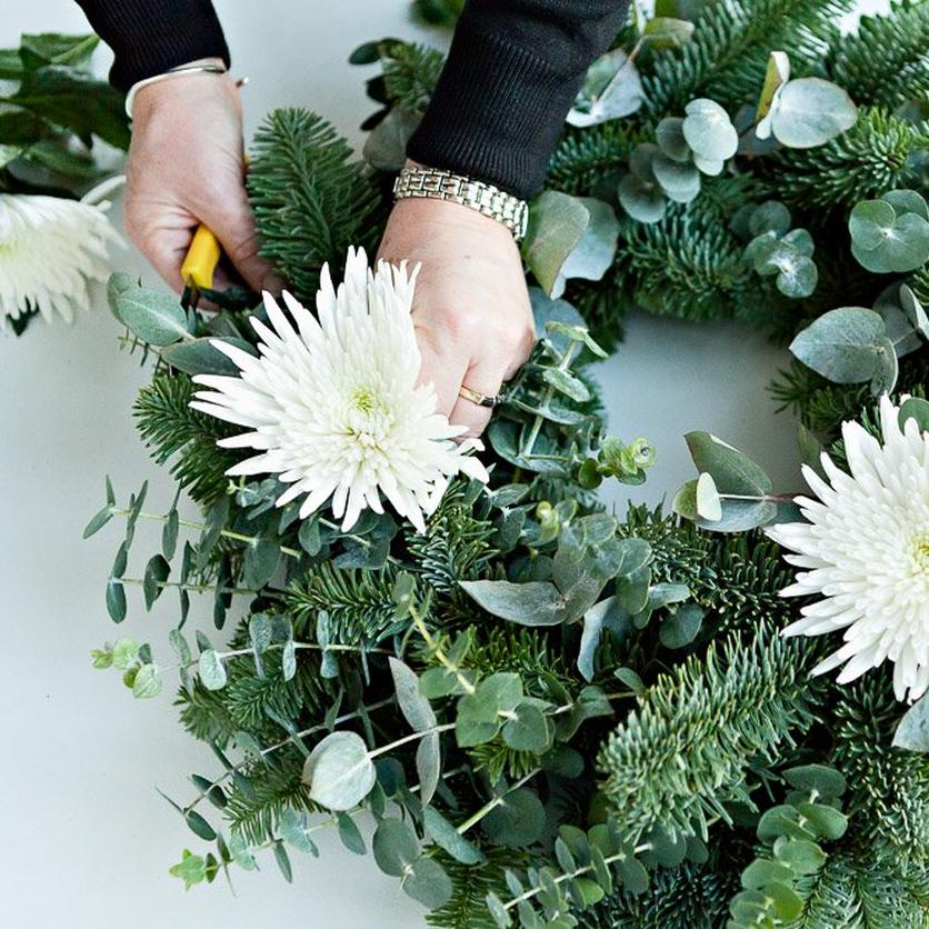 How-to-make-a-real-flower-Christmas-wreath-5