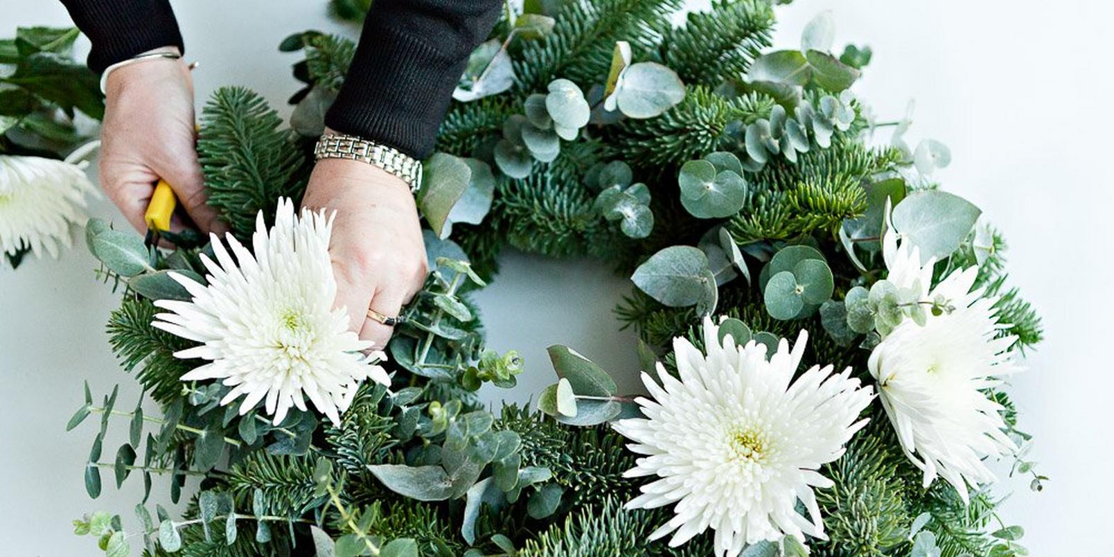 How-to-make-a-real-flower-Christmas-wreath-5