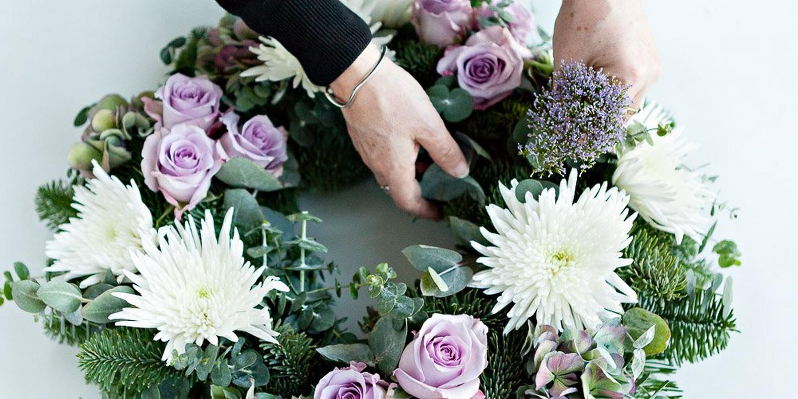 How-to-make-a-real-flower-Christmas-wreath-7