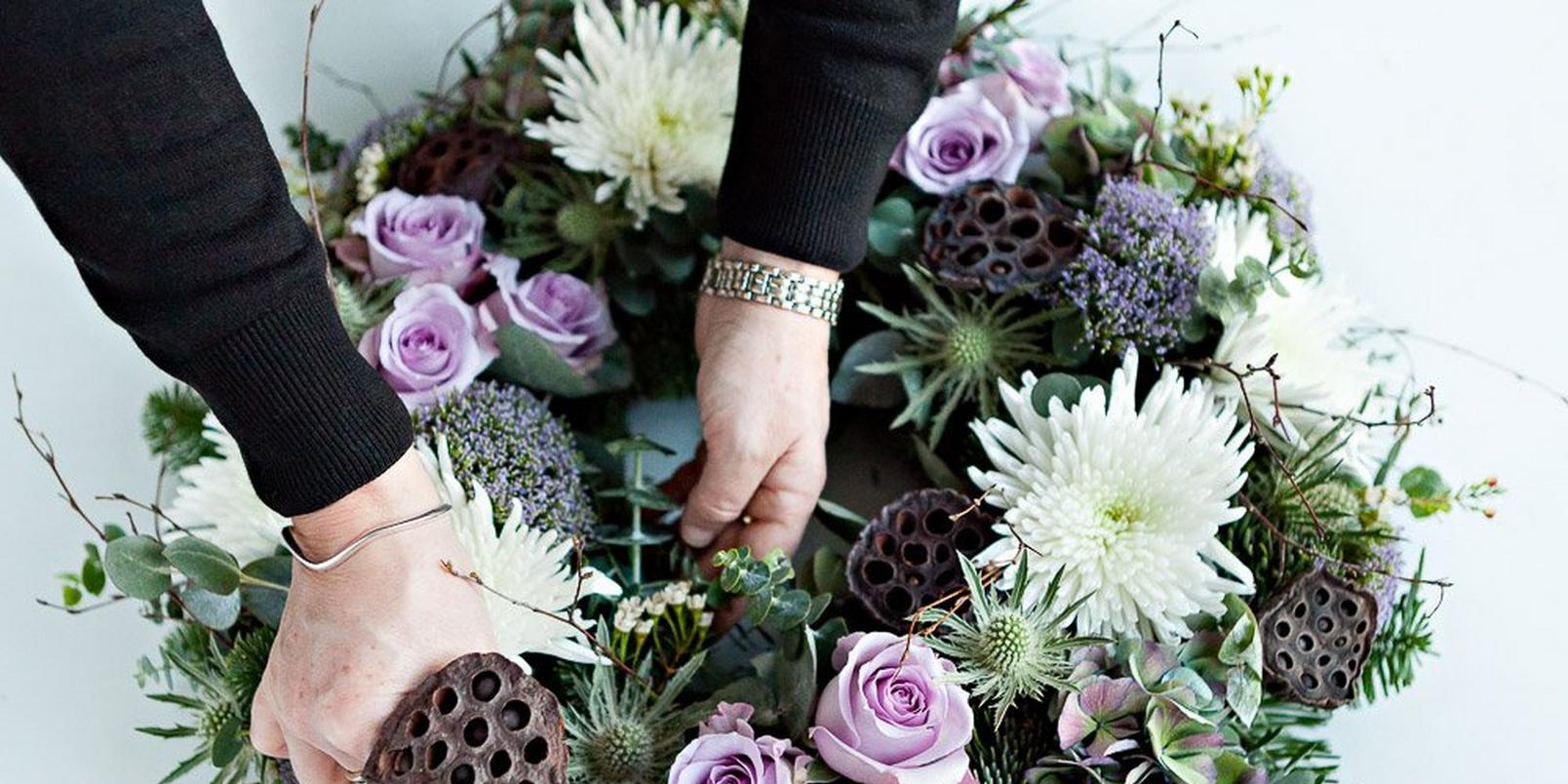 How-to-make-a-real-flower-Christmas-wreath-8