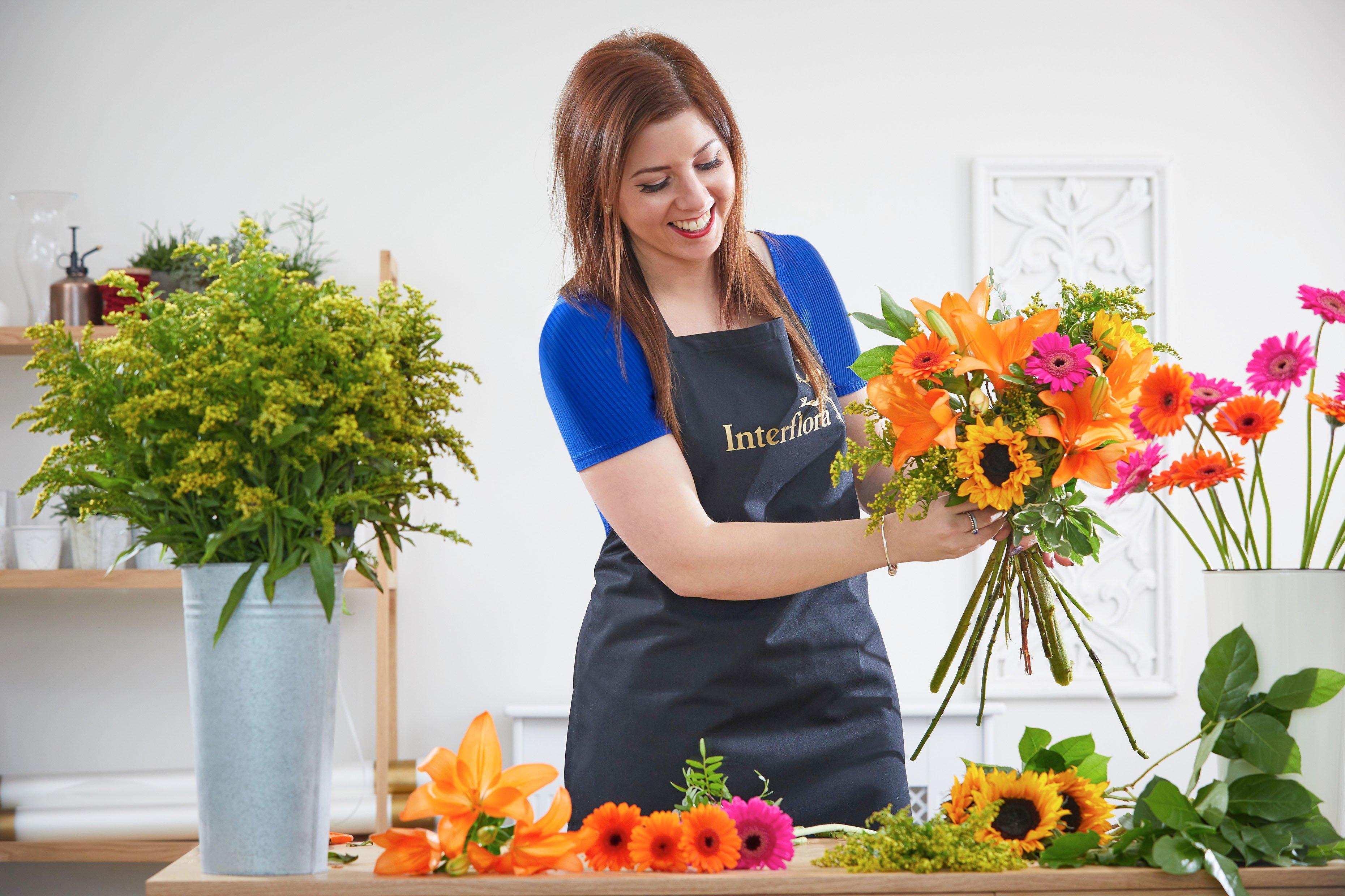 Interflora-florist-arranging-bright-bouquett