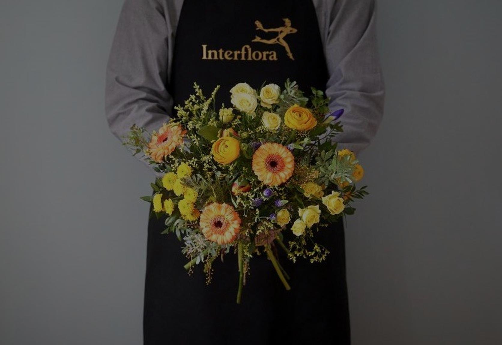 Interflora-florist-with-bright-yellow-bouquet