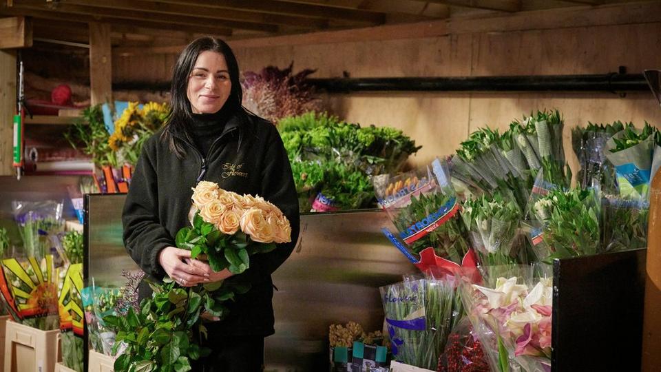 Interflora-florist-with-yellow-rose-bouquet