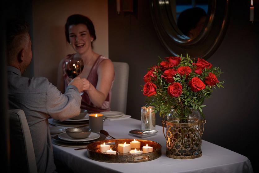 Interflora-red-rose-vase-romantic-meal