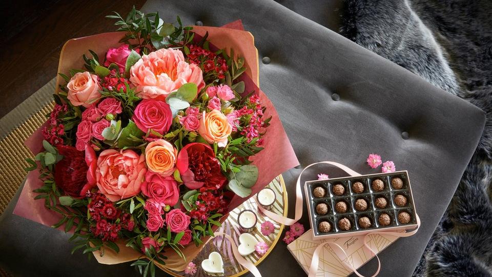 Interflora-red-roses-chocolate-gift-set