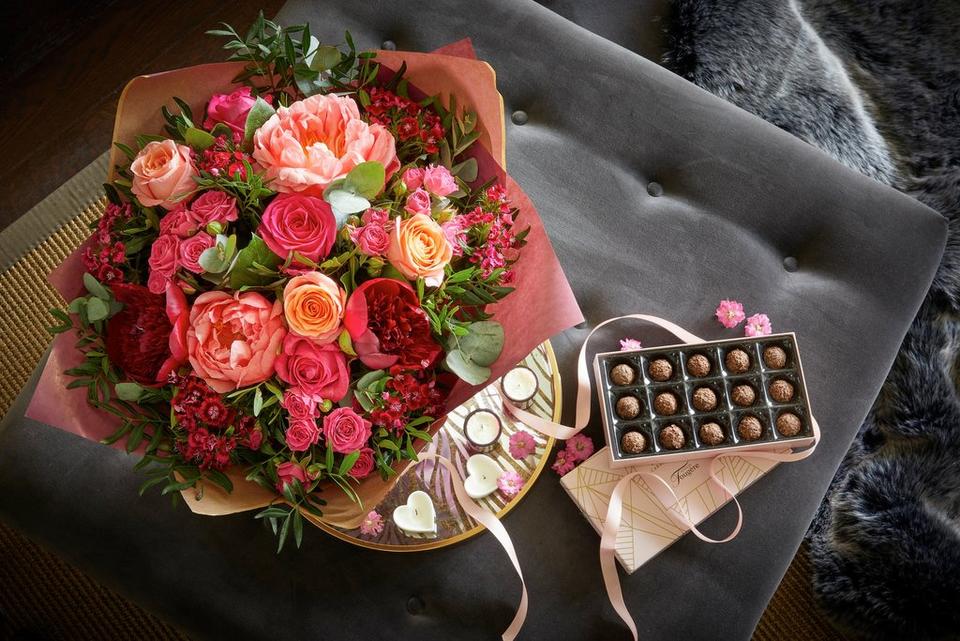 Interflora-red-roses-chocolate-gift-set