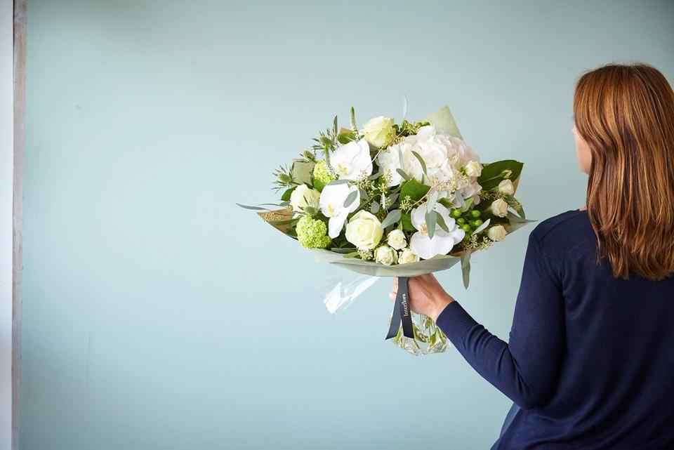Interflora-white-neutral-bouquet