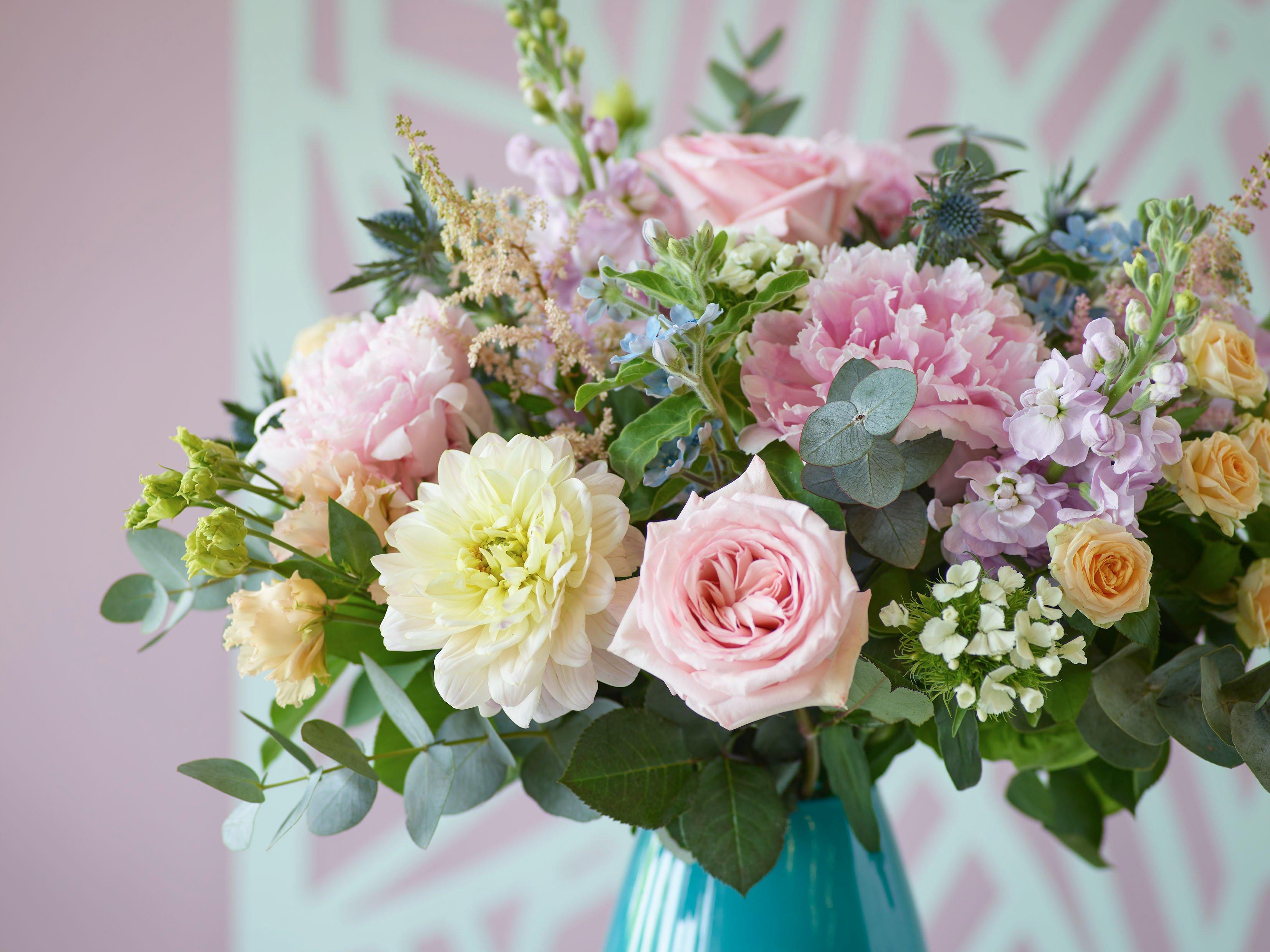 Interflora010524-HHTU3(ALT2)CLOSEUP_peony