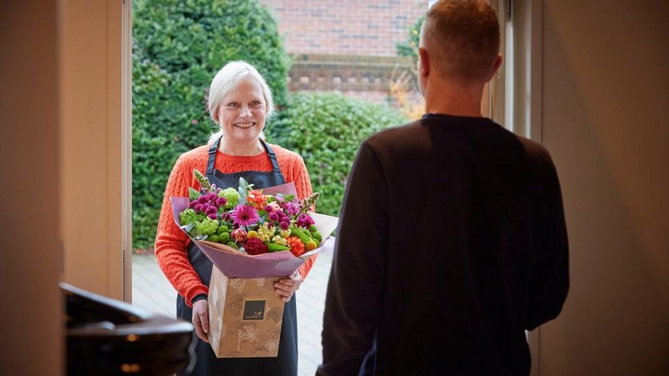 Interflora131221-DOORSTEPPING