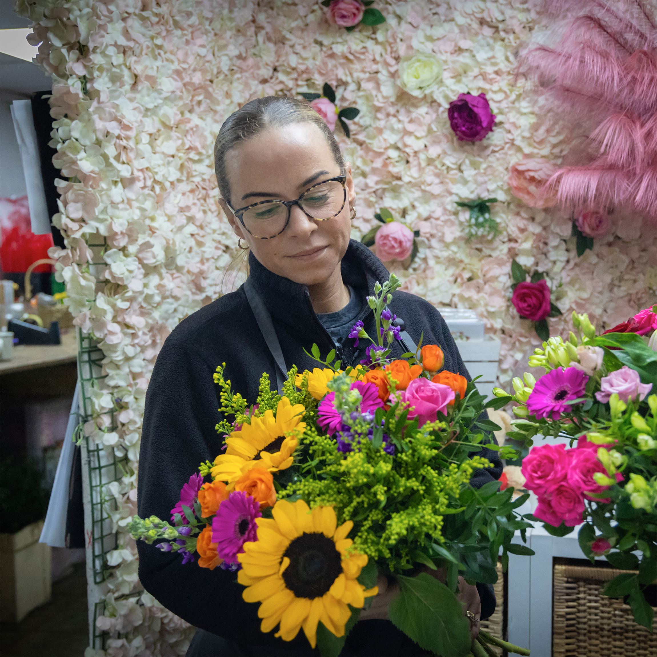 Interflora_florist_crafting_sunflower_bouquet