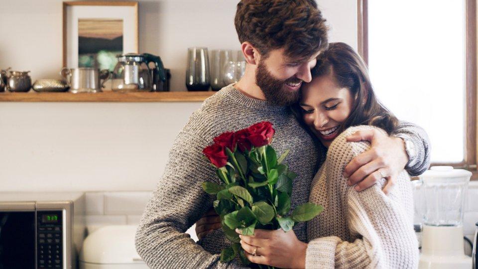 Mand_and_woman_hugging_with_roses