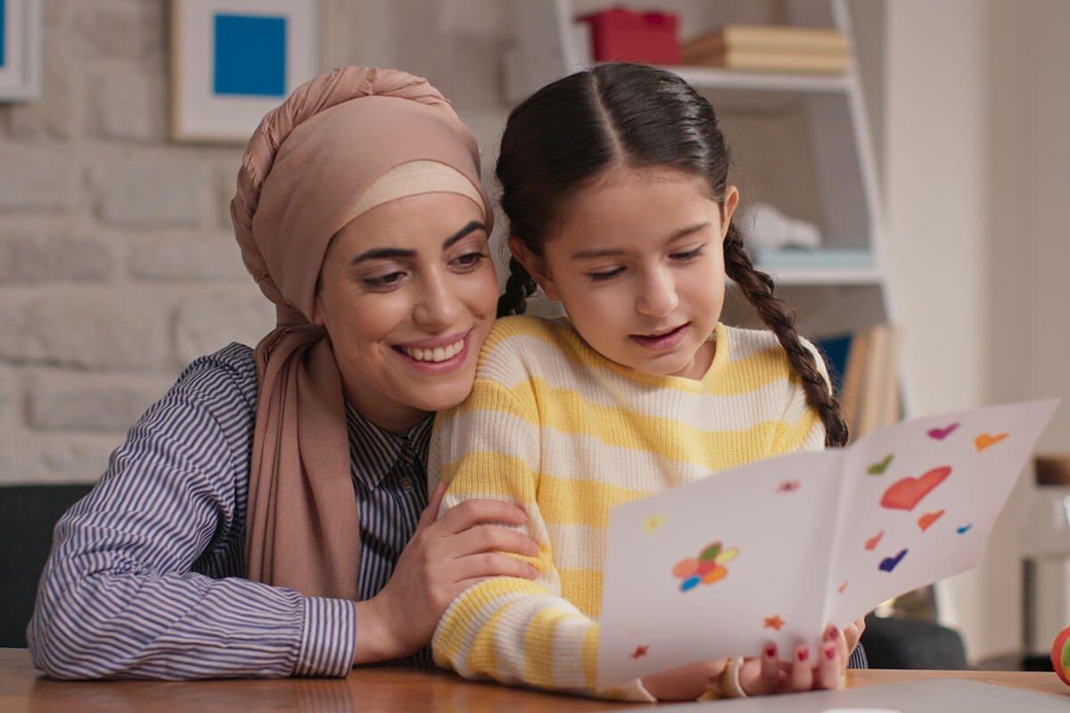 Mother-And-Daughter-Reading-Card
