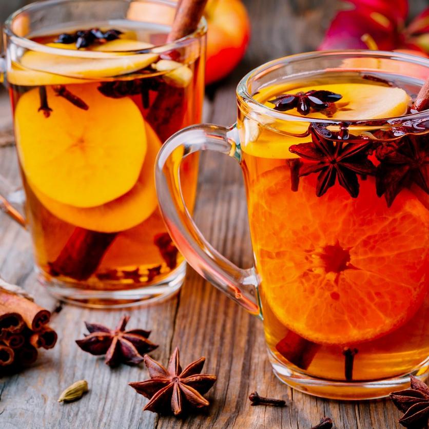 Mulled_wine_in_glass_mugs_with_star_anise