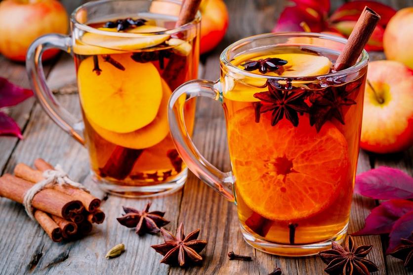 Mulled_wine_in_glass_mugs_with_star_anise