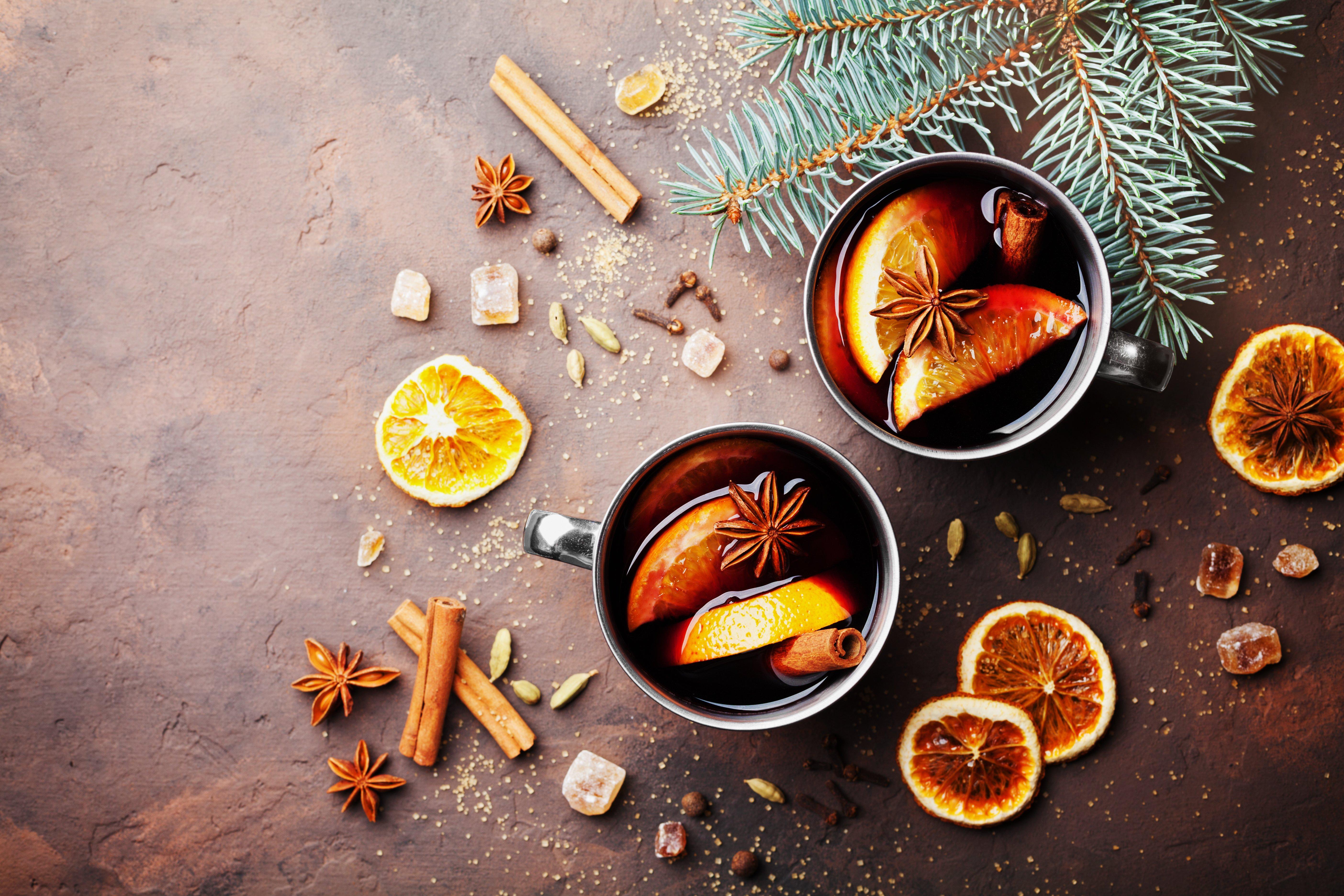 Mulled_wine_with_oranges_and_cinnamon