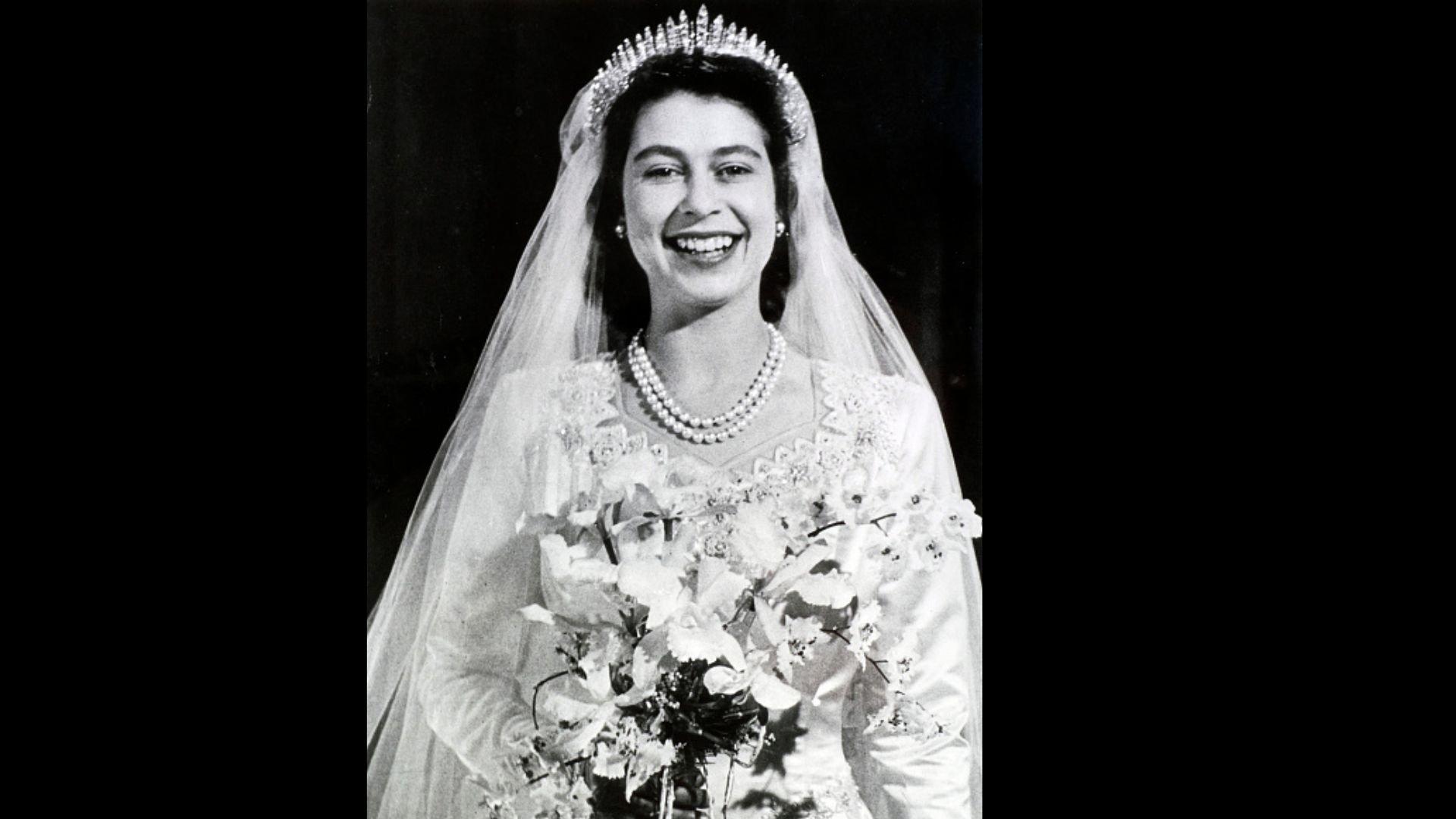 Queen-with-her-bridal-bouquet