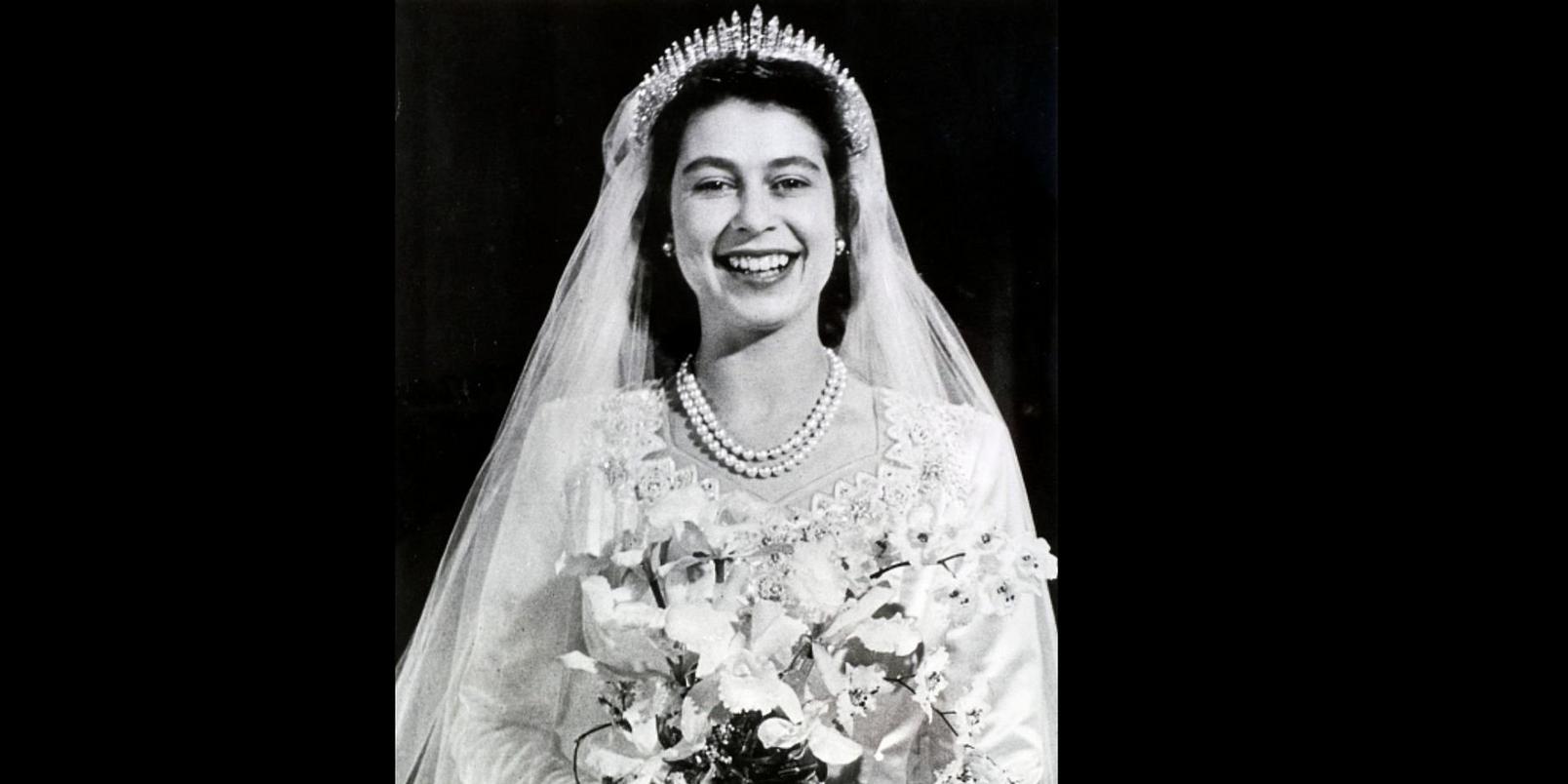 Queen-with-her-bridal-bouquet