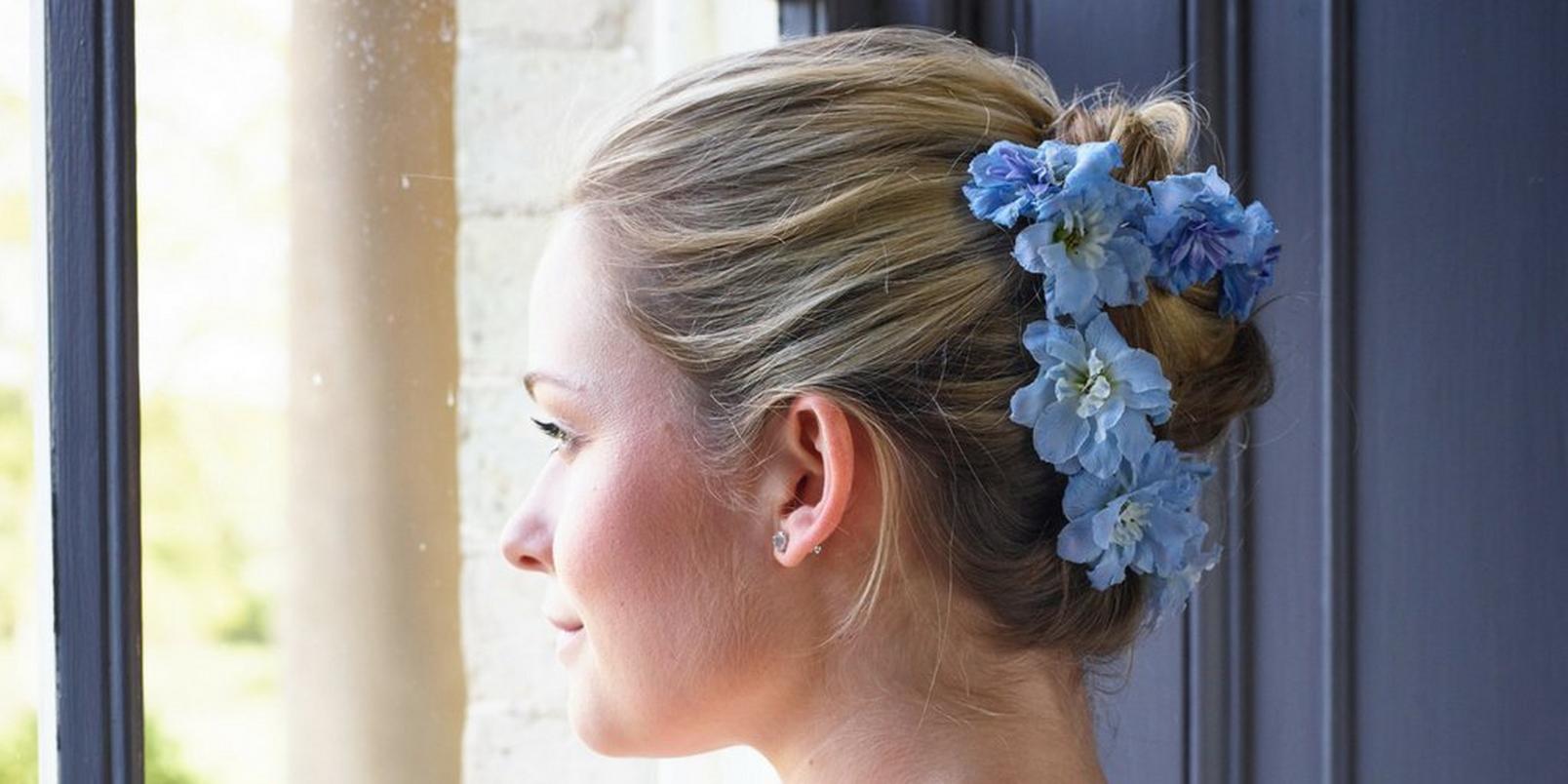 10 Stunning Ways to Wear Flowers in Your Hair | Interflora