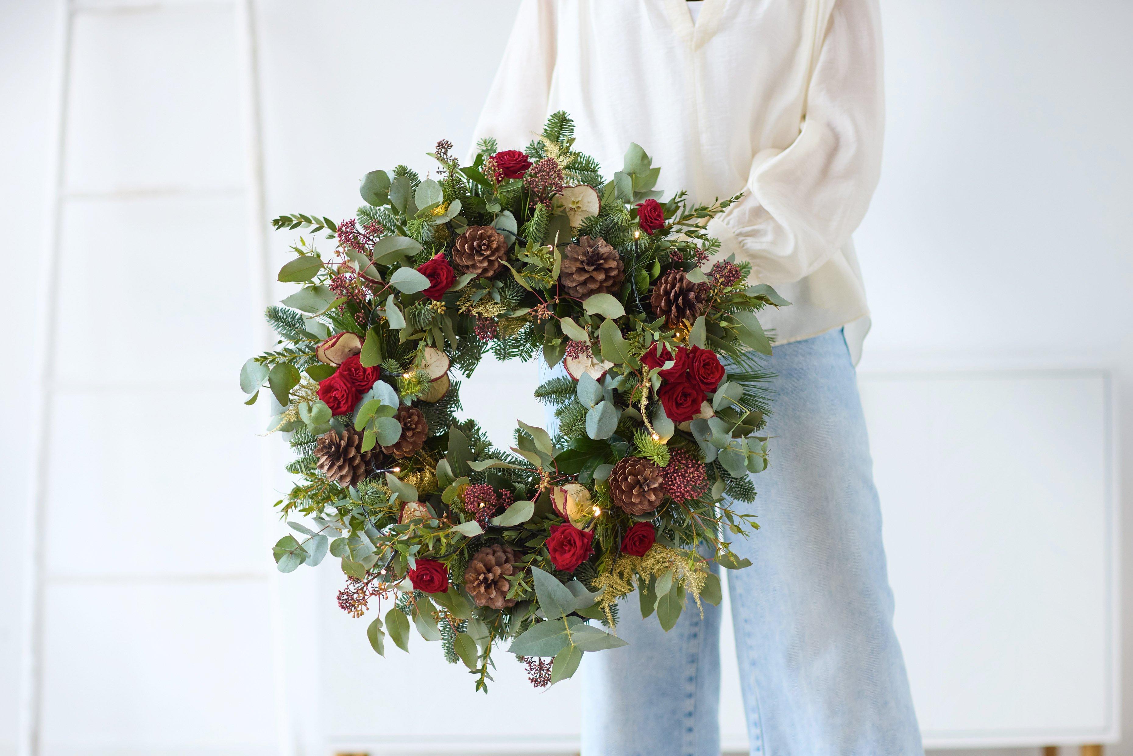 Very Merry Christmas Wreath-Interflora280126-XCWR0200(MAIN)