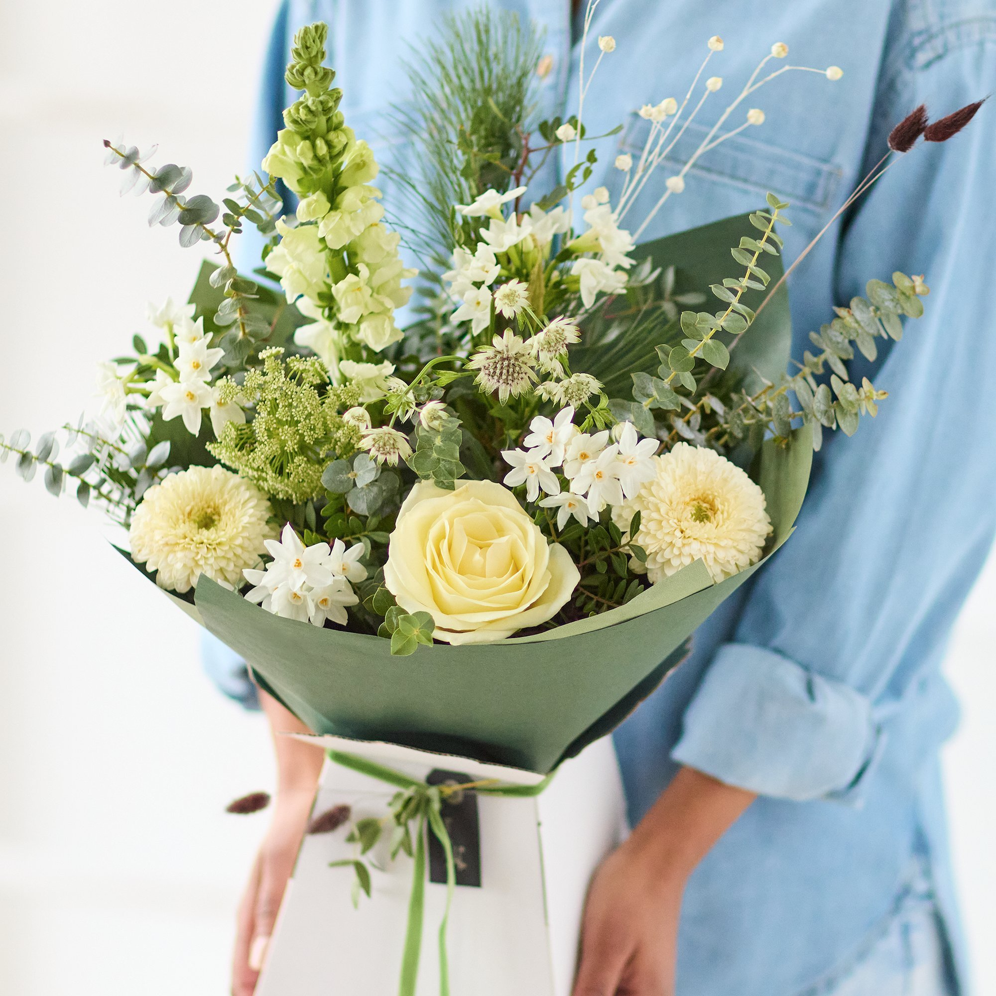 The Snowy Delight | Winter Flowers | Interflora