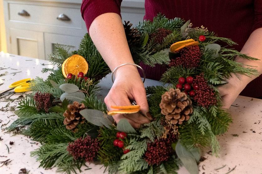 adding_wreath_decoration