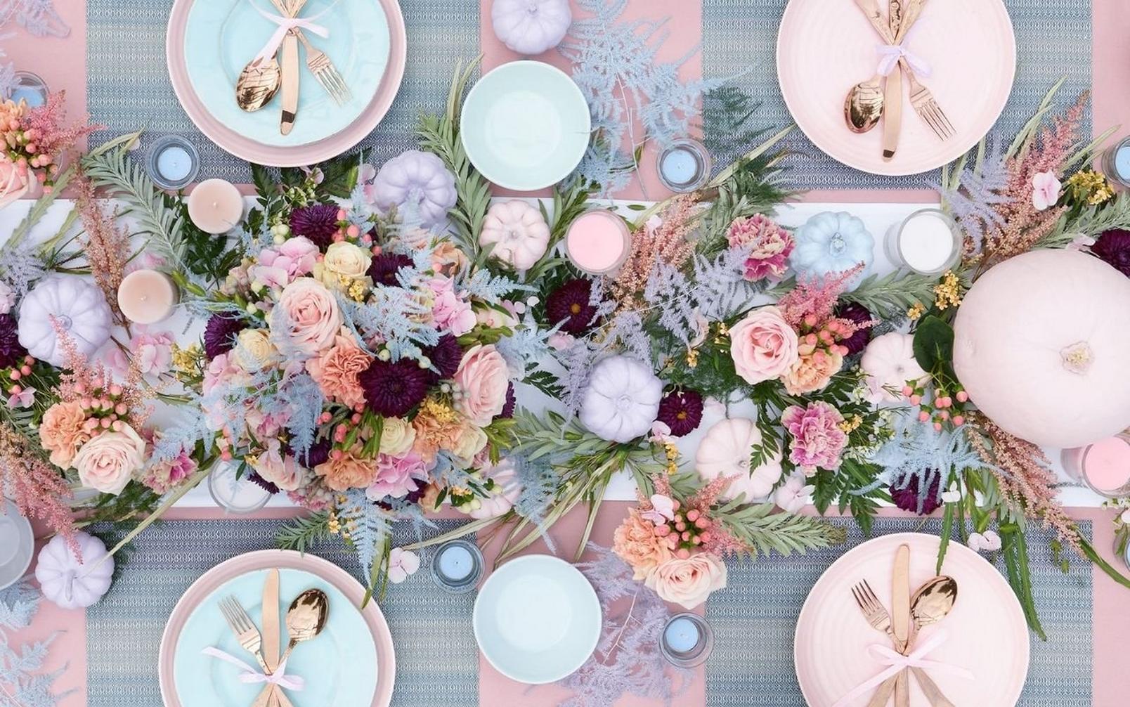 blue-pink-table-arrangement