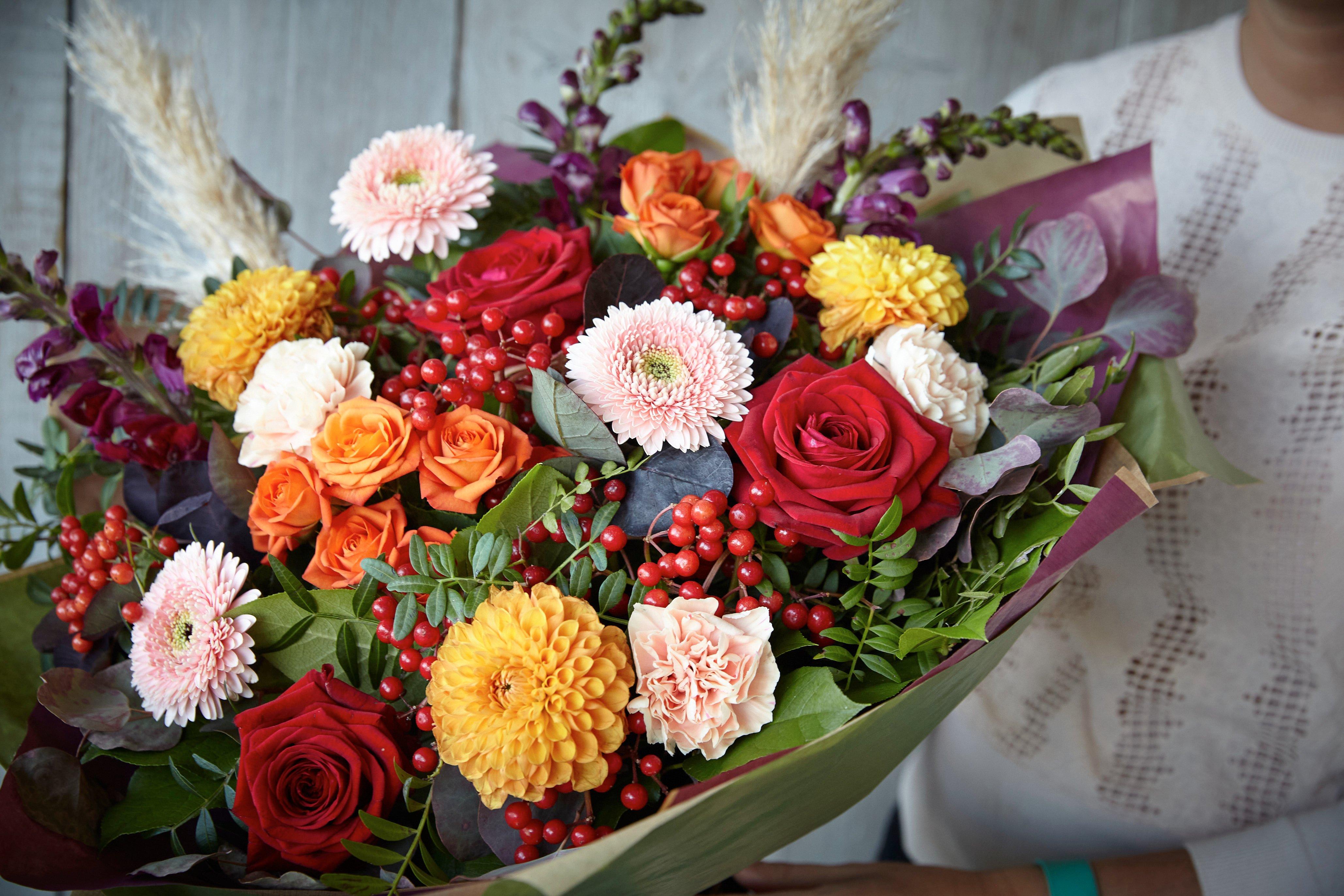 bouquet-pastel-red-orange-pink-flowers