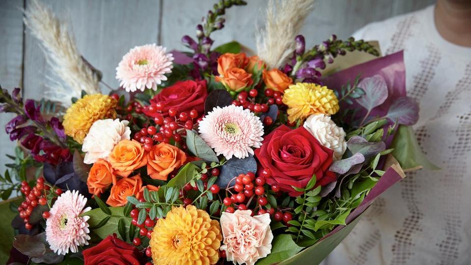 bouquet-pastel-red-orange-pink-flowers