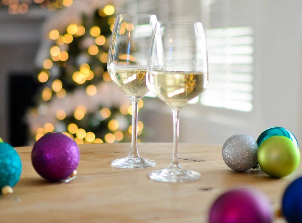 christmas-drinks-baubles