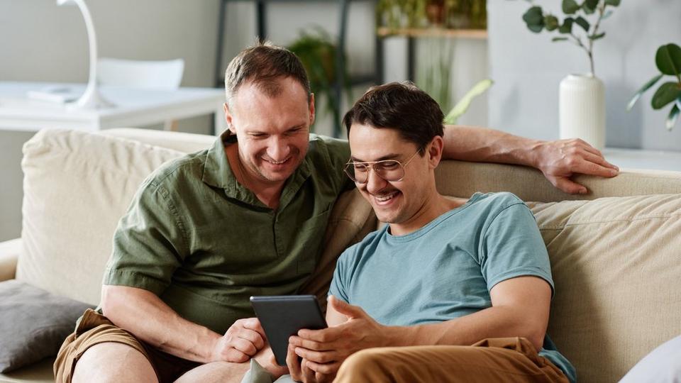 couple-on-tablet-together