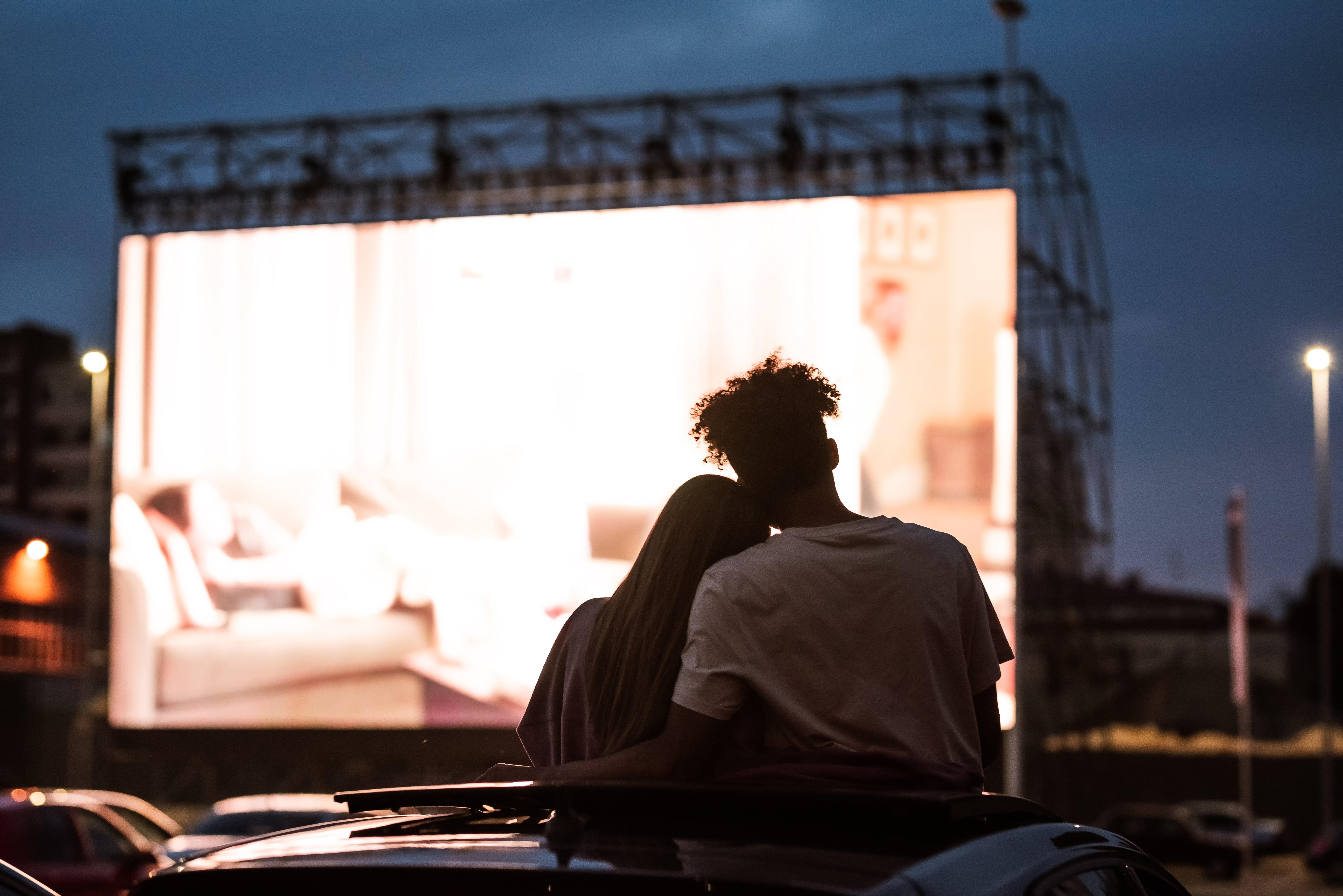 couple-outdoor-cinema-movie