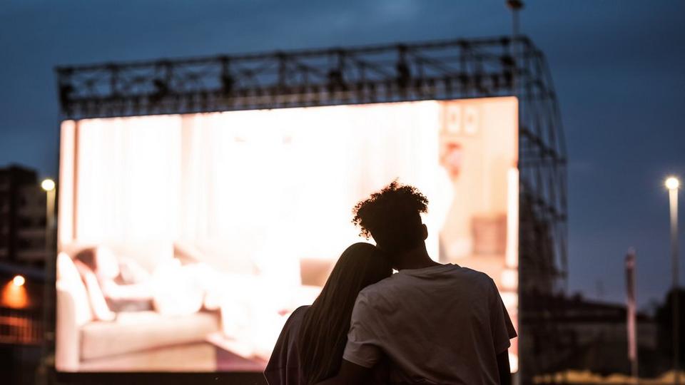 couple-outdoor-cinema-movie