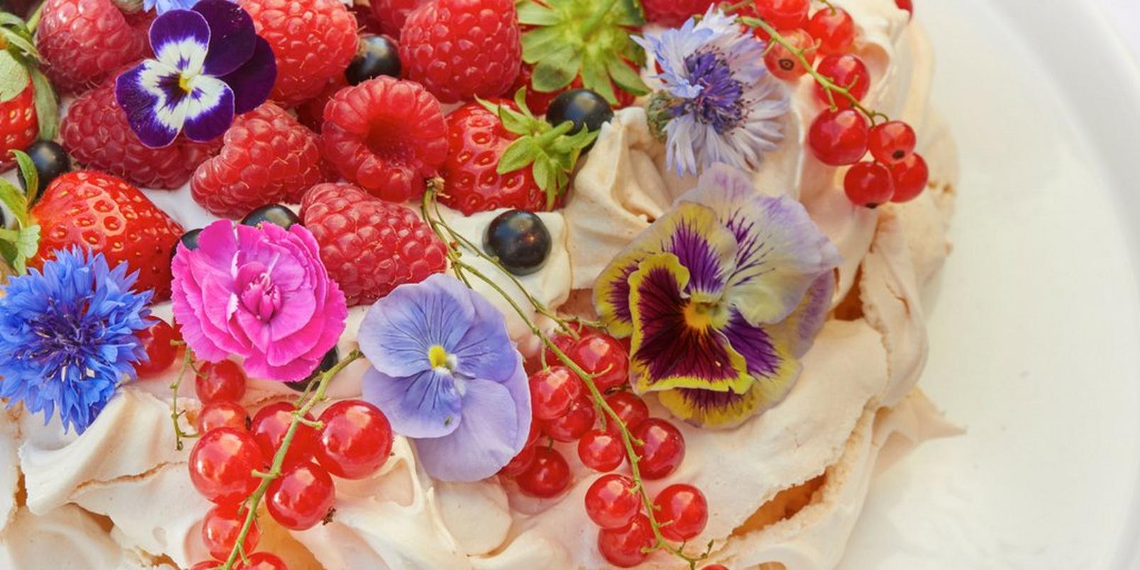 edible-flowers-on-dessert