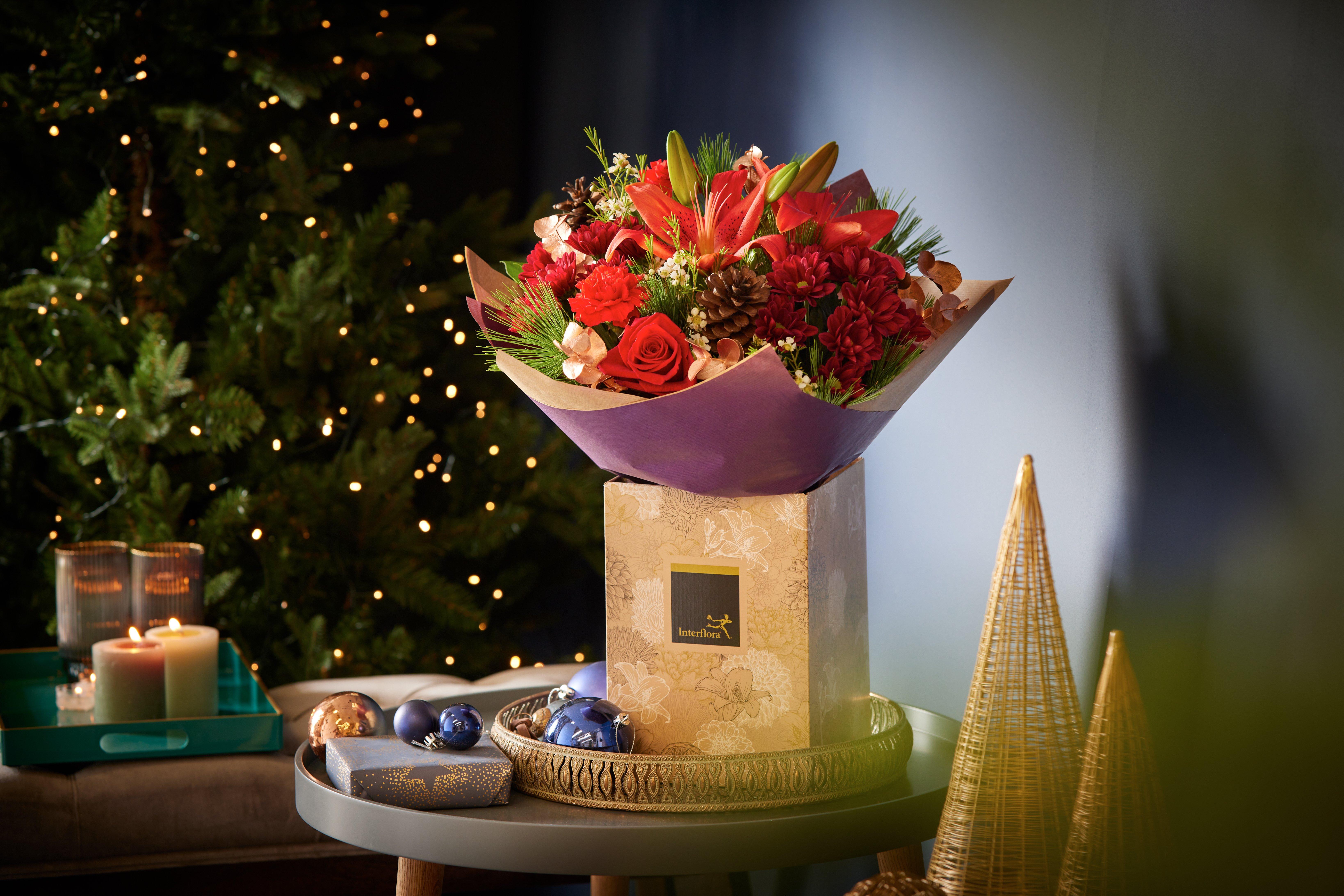 festive-flower-bouquet-with-christmas-tree_1